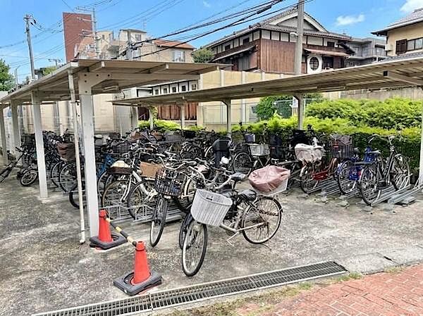 屋根付き自転車置き場