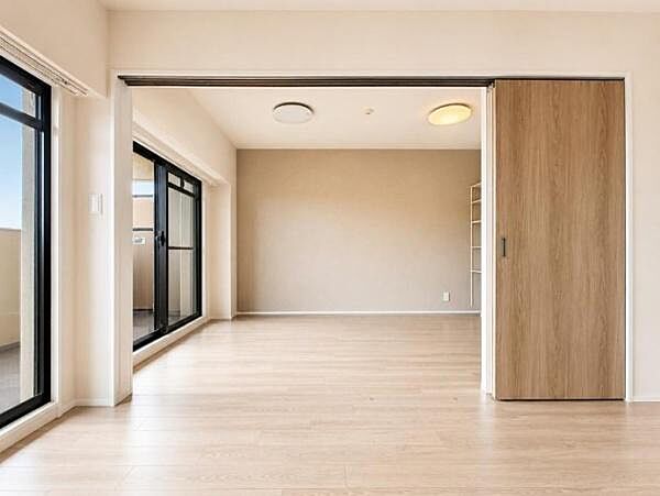 バルコニーからのが光が入り、明るいお部屋♪
