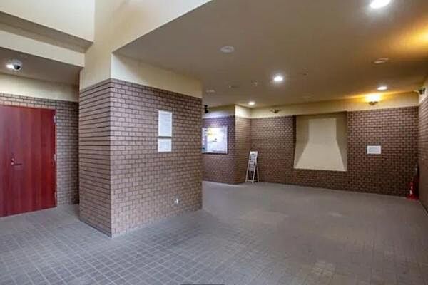 管理人さん日勤です。清潔感にあふれたエントランスロビーです♪