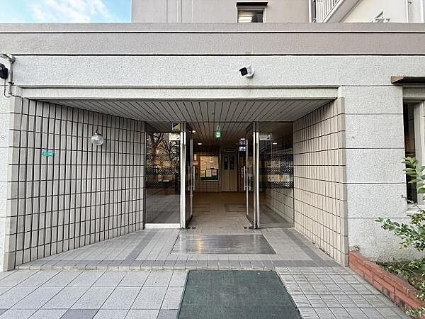 管理人日勤管理、花々に彩られたエントランスときちんと手入れされています。