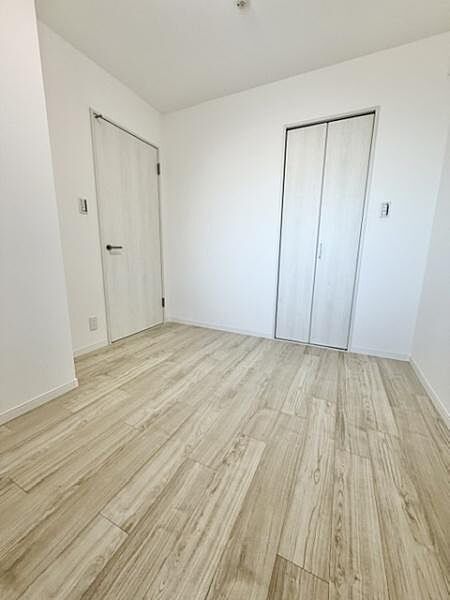 ◆クローゼット付の洋室。　建具も新調しています。