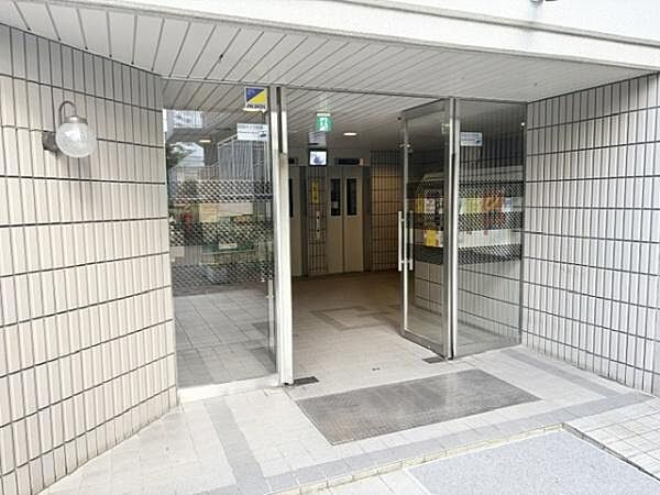 管理人さん日勤です。エントランスです♪