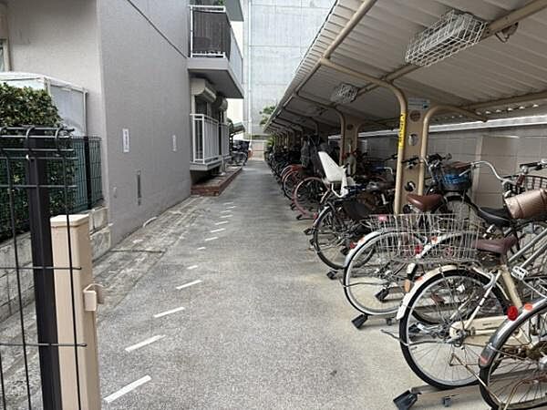 屋根付き自転車置き場