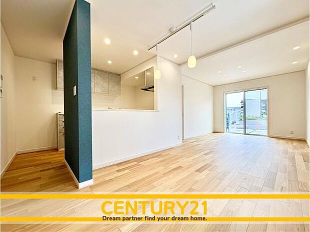 ■■憩いのリビング■■くつろぎを愉しむリビングルームは憩いの場となります。リビングとダイニングの空間機能を活かし、巧みに使い分ける発想が、ライフスタイルに新しいゆとりをもたらします。