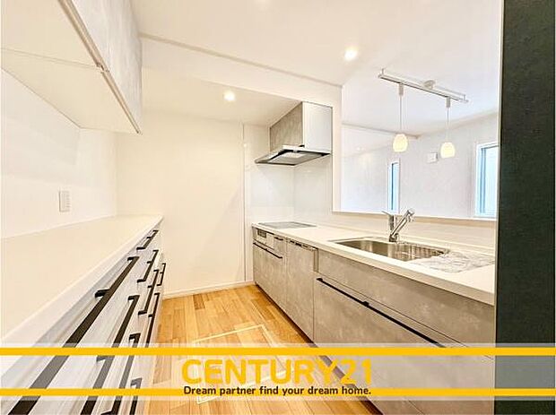 ■■広々キッチン■■大型の冷蔵庫やレンジボードもしっかり置ける広々としたキッチンスペースが大事。ゆとりある空間で作業ができるとお料理の腕も日に日に上がりそうな気がしてきます。