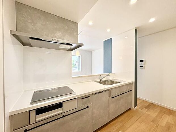 ■■対面キッチン■■キッチンは収納数もさる事ながら、リビングで寛ぐ家族や小さなお子様を見守りながら料理が出来る「対面式の温もり設計」。キッチンから立ち込める香りが今日の料理を期待させます