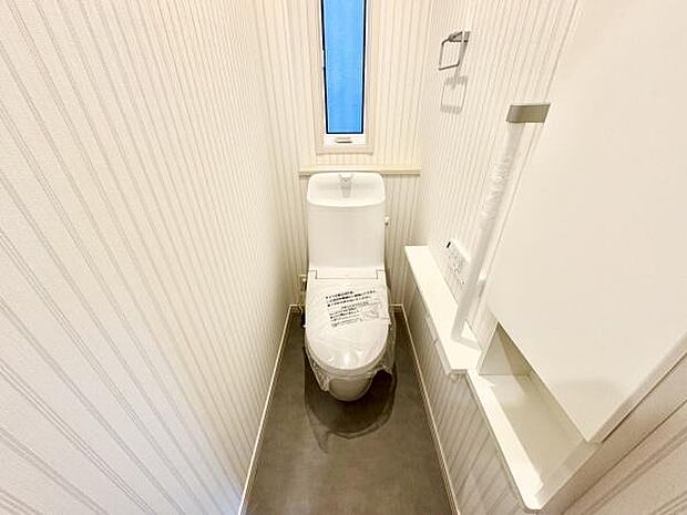 ■■Toilet■■清潔な空間を保ちたいトイレはオフホワイトでまとめました。毎日使う場所だからこそお手入れも楽々にできる機能が搭載されております。汚れが付着しにくい便器はお掃除も楽々です。