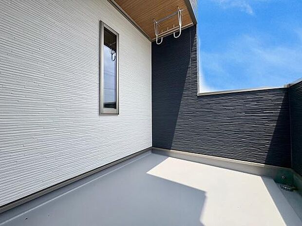 ■■開放感感じるバルコニー■■頬をなでる優しい風を感じることが出来るバルコニー。つい深呼吸をしたくなる気持ちの良い場所はこのお部屋の自慢です。お洗濯物を干すスペースとしても十分な広さがあります。