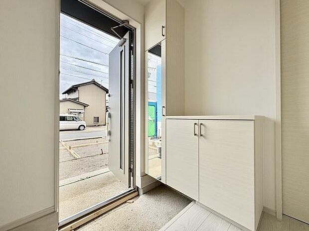 ■■玄関■■人を迎え入れる最初の場所だからこそ、清潔感がある空間にして頂ける様にゆとりあるシューズボックスを設置しました。おでかけの時も帰った時も、「我が家」を最初に感じでもらえる素敵な空間に。