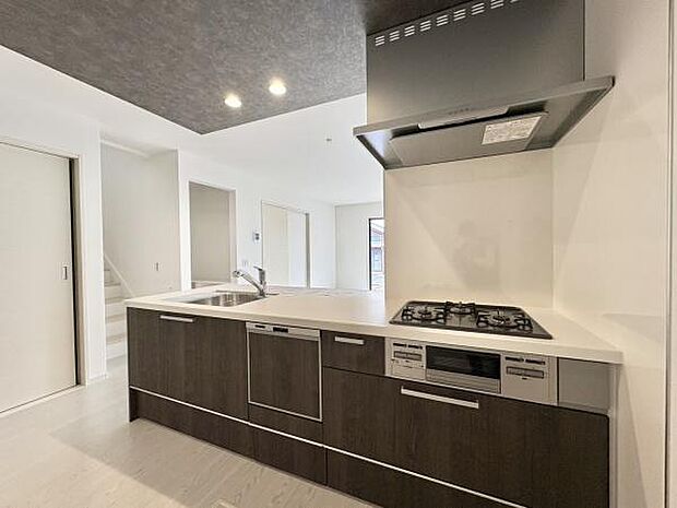 ■■対面キッチン■■キッチンは収納数もさる事ながら、リビングで寛ぐ家族や小さなお子様を見守りながら料理が出来る「対面式の温もり設計」。キッチンから立ち込める香りが今日の料理を期待させます