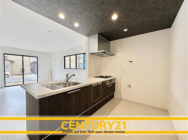 ■■広々キッチン■■大型の冷蔵庫やレンジボードもしっかり置ける広々としたキッチンスペースが大事。ゆとりある空間で作業ができるとお料理の腕も日に日に上がりそうな気がしてきます。