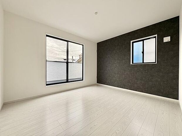 ■■メインベッドルーム■■クローゼット付の広い主寝室。プライベートを保ちながらもバランスよく配置された窓から緩やかな陽が射し込み、広い空間を光が満たしていきます。