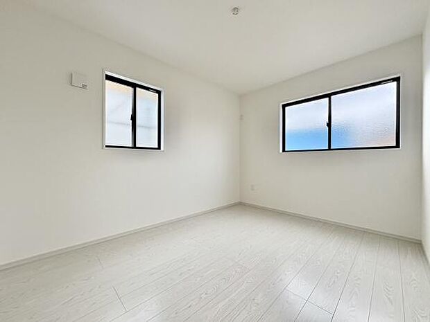 ■■居室■■各居室ごとにデザイン性のある窓を配置しました。壁面にはデスクやベット等の家具を置きやすいように高さや位置にも配慮しました。自分だけのお気に入りの空間を是非ご体感下さい。