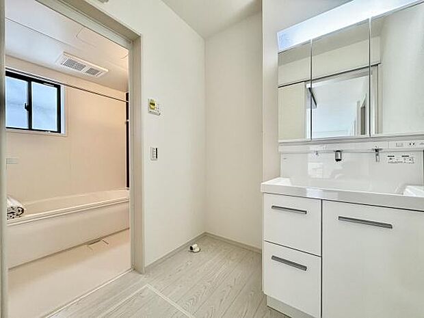 ■■清潔な空間■■毎日使うものだから清潔な空間を保ちたい水回り。洗面にはそんな願いを解消させてくれる収納アイデアが満載です。三面鏡の裏側にはキャビネットが現れ小物から背の高い物まで収納できます。