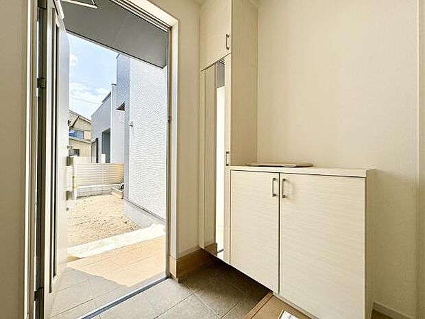 ■■玄関■■人を迎え入れる最初の場所だからこそ、清潔感がある空間にして頂ける様にゆとりあるシューズボックスを設置しました。おでかけの時も帰った時も、「我が家」を最初に感じでもらえる素敵な空間に。