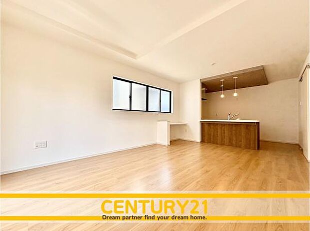 ■■ステキな時間を！■■忙しい朝でも、しっかり家族が揃って食事をして頂けるゆとりある大きさのダイニングスペース。奥様が作る手料理をカウンター越しに受けとって頂き、テーブルで囲む素敵な時間を存分に。