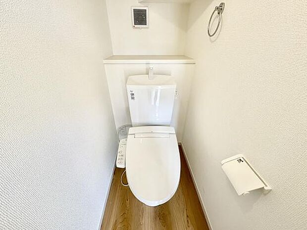 ■■Toilet■■清潔な空間を保ちたいトイレはオフホワイトでまとめました。毎日使う場所だからこそお手入れも楽々にできる機能が搭載されております。汚れが付着しにくい便器はお掃除も楽々です。