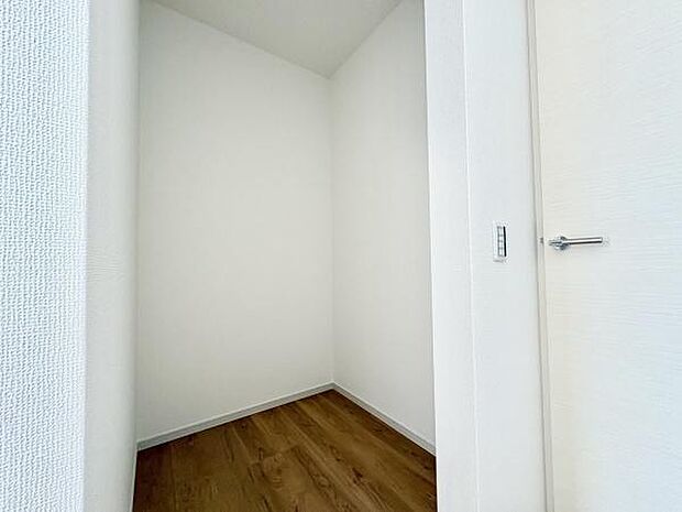 ■■何でも入る■■各居室のクローゼットはスーツ類から丈の長いコート類まで何でも収納できる便利なスペースです。衣装ケースと併用することでセーター類なども収納でき自分だけのスペースにできます。