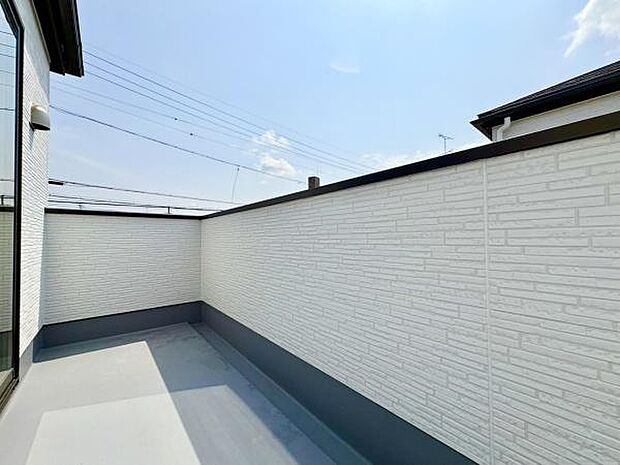 ■■開放感感じるバルコニー■■頬をなでる優しい風を感じることが出来るバルコニー。つい深呼吸をしたくなる気持ちの良い場所はこのお部屋の自慢です。お洗濯物を干すスペースとしても十分な広さがあります。