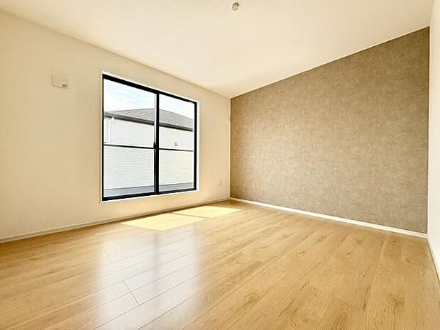 ■■明るい居室■■温もりある自然光を感じていただける居室です。飽きのこないナチュラルカラーの床にホワイトの壁紙は、色褪せることのない心地良さを作ります。