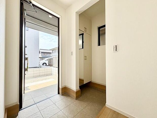 ■■玄関■■人を迎え入れる最初の場所だからこそ、清潔感がある空間にして頂ける様にゆとりあるシューズボックスを設置しました。おでかけの時も帰った時も、「我が家」を最初に感じでもらえる素敵な空間に。