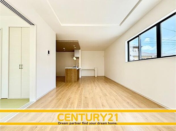 ■■ステキな時間を！■■忙しい朝でも、しっかり家族が揃って食事をして頂けるゆとりある大きさのダイニングスペース。奥様が作る手料理をカウンター越しに受けとって頂き、テーブルで囲む素敵な時間を存分に。