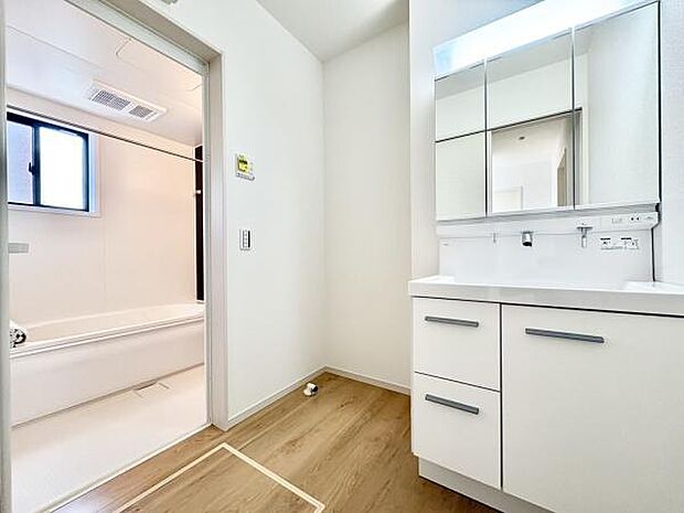 ■■清潔な空間■■毎日使うものだから清潔な空間を保ちたい水回り。洗面にはそんな願いを解消させてくれる収納アイデアが満載です。三面鏡の裏側にはキャビネットが現れ小物から背の高い物まで収納できます。