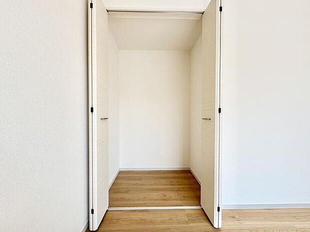 ■■closet■■クローゼットはスーツ類から丈の長いコート類まで何でも収納できる便利なスペースです。衣装ケースと併用することでセーター類なども収納でき自分だけのスペースにカスタマイズできます。