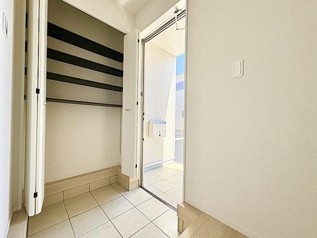 ■■玄関■■人を迎え入れる最初の場所だからこそ、清潔感がある空間にして頂ける様にゆとりあるシューズボックスを設置しました。おでかけの時も帰った時も、「我が家」を最初に感じでもらえる素敵な空間に。