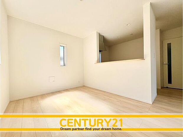 ■■憩いの場所■■パートナーや家族が集う憩いの空間。真新しい木目、Shadeのあるフローリングや白亜のクロスを陽の光、ダウンライトが照らし出し、家族・友人・知人の会話に華を咲かせます。