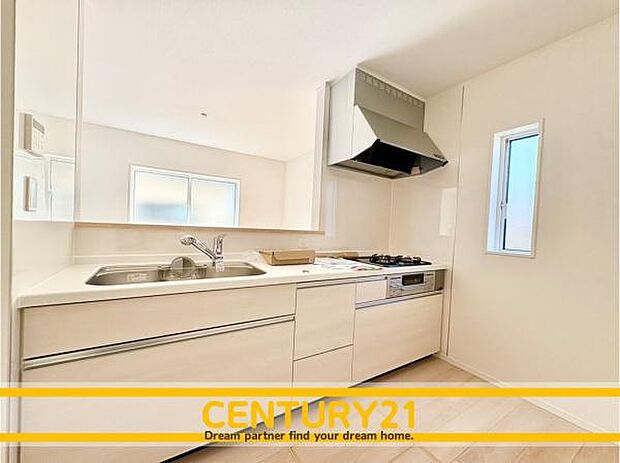 ■■広々キッチン■■大型の冷蔵庫やレンジボードもしっかり置ける広々としたキッチンスペースが大事。ゆとりある空間で作業ができるとお料理の腕も日に日に上がりそうな気がしてきます。