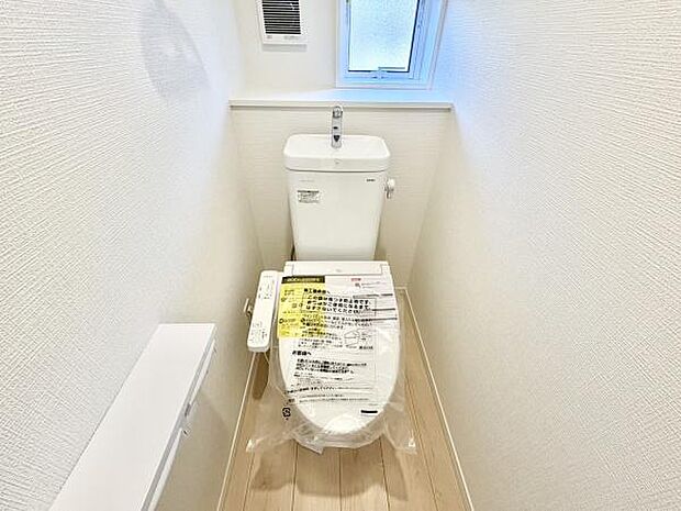 ■■Toilet■■清潔な空間を保ちたいトイレはオフホワイトでまとめました。毎日使う場所だからこそお手入れも楽々にできる機能が搭載されております。汚れが付着しにくい便器はお掃除も楽々です。