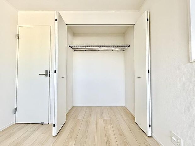 ■■closet■■クローゼットはスーツ類から丈の長いコート類まで何でも収納できる便利なスペースです。衣装ケースと併用することでセーター類なども収納でき自分だけのスペースにカスタマイズできます。