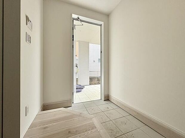 ■■玄関■■人を迎え入れる最初の場所だからこそ、清潔感がある空間にして頂ける様にゆとりあるシューズボックスを設置しました。おでかけの時も帰った時も、「我が家」を最初に感じでもらえる素敵な空間に。