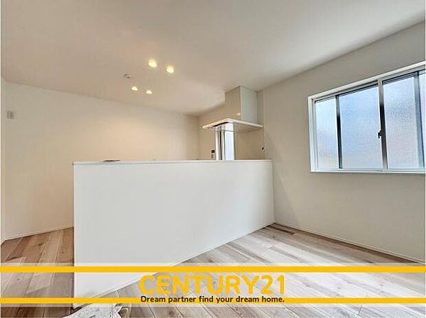 ■■ステキな時間を!■■忙しい朝でも、しっかり家族が揃って食事をして頂けるゆとりある大きさのダイニングスペース。奥様が作る手料理をカウンター越しに受けとって頂き、テーブルで囲む素敵な時間を存分に。