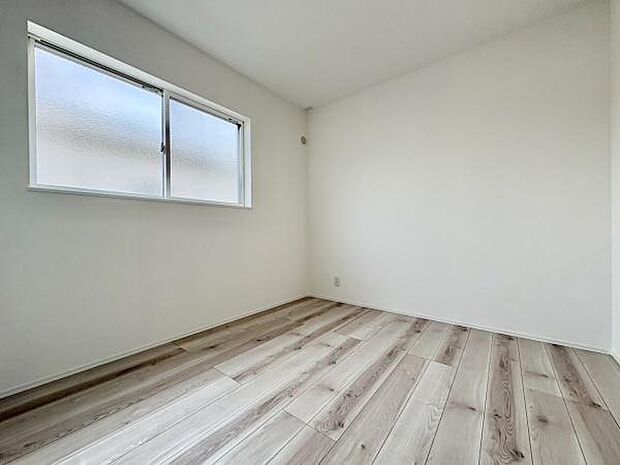 ■■居室■■各居室ごとにデザイン性のある窓を配置しました。壁面にはデスクやベット等の家具を置きやすいように高さや位置にも配慮しました。自分だけのお気に入りの空間を是非ご体感下さい。