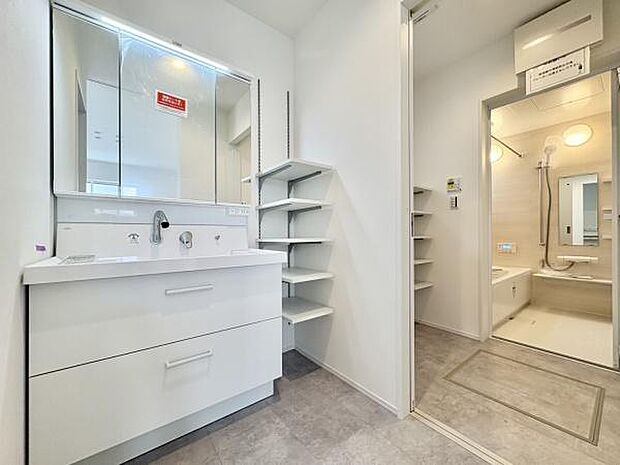 ■■清潔な空間■■毎日使うものだから清潔な空間を保ちたい水回り。洗面にはそんな願いを解消させてくれる収納アイデアが満載です。三面鏡の裏側にはキャビネットが現れ小物から背の高い物まで収納できます。