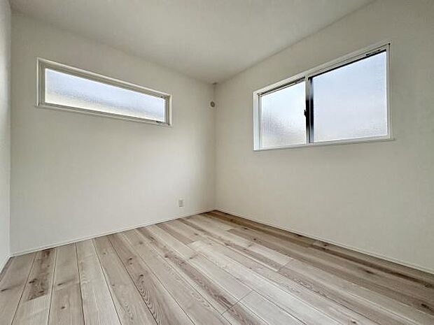 ■■明るい居室■■温もりある自然光を感じていただける居室です。飽きのこないナチュラルカラーの床にホワイトの壁紙は、色褪せることのない心地良さを作ります。