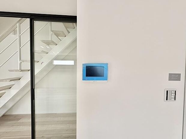 ■■カラーTVモニターホン■■外出中も来訪者をカラー画面と音声でしっかり録画します。在宅時にも鮮明なモニターでしっかり相手を確認できます!防犯のスタート、安心の一歩は玄関からですね。