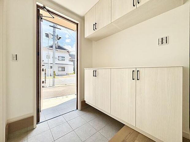 ■■玄関■■人を迎え入れる最初の場所だからこそ、清潔感がある空間にして頂ける様にゆとりあるシューズボックスを設置しました。おでかけの時も帰った時も、「我が家」を最初に感じでもらえる素敵な空間に。