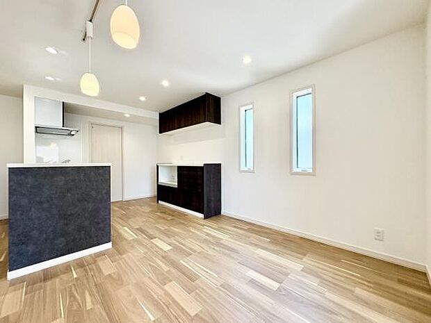 ■■憩いの場所■■パートナーや家族が集う憩いの空間。真新しい木目、Shadeのあるフローリングや白亜のクロスを陽の光、ダウンライトが照らし出し、家族・友人・知人の会話に華を咲かせます。