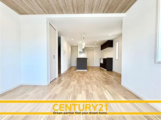 ■■憩いのリビング■■くつろぎを愉しむリビングルームは憩いの場となります。リビングとダイニングの空間機能を活かし、巧みに使い分ける発想が、ライフスタイルに新しいゆとりをもたらします。