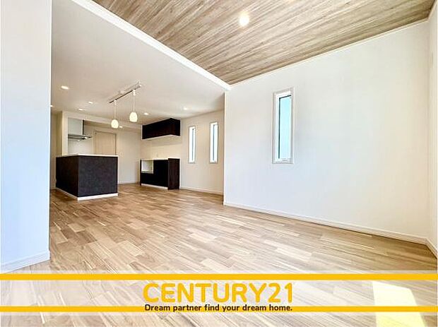 ■■ステキな時間を!■■忙しい朝でも、しっかり家族が揃って食事をして頂けるゆとりある大きさのダイニングスペース。奥様が作る手料理をカウンター越しに受けとって頂き、テーブルで囲む素敵な時間を存分に。