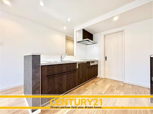 ■■広々キッチン■■大型の冷蔵庫やレンジボードもしっかり置ける広々としたキッチンスペースが大事。ゆとりある空間で作業ができるとお料理の腕も日に日に上がりそうな気がしてきます。