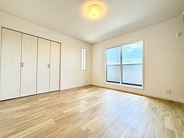 ■■メインベッドルーム■■クローゼット付の広い主寝室。プライベートを保ちながらもバランスよく配置された窓から緩やかな陽が射し込み、広い空間を光が満たしていきます。