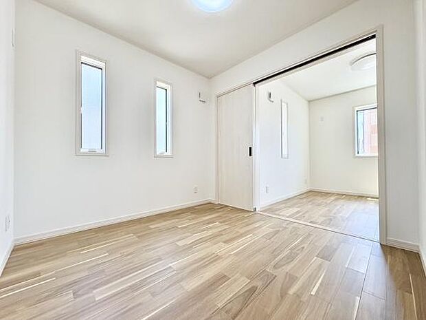 ■■明るい居室■■温もりある自然光を感じていただける居室です。飽きのこないナチュラルカラーの床にホワイトの壁紙は、色褪せることのない心地良さを作ります。