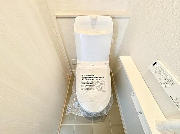 ■■Toilet■■清潔な空間を保ちたいトイレはオフホワイトでまとめました。毎日使う場所だからこそお手入れも楽々にできる機能が搭載されております。汚れが付着しにくい便器はお掃除も楽々です。