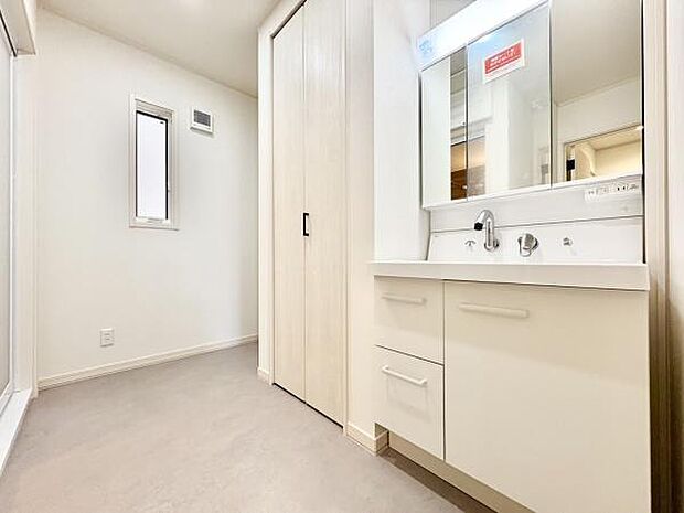 ■■清潔な空間■■毎日使うものだから清潔な空間を保ちたい水回り。洗面にはそんな願いを解消させてくれる収納アイデアが満載です。三面鏡の裏側にはキャビネットが現れ小物から背の高い物まで収納できます。