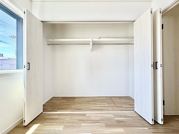 ■■何でも入る■■各居室のクローゼットはスーツ類から丈の長いコート類まで何でも収納できる便利なスペースです。衣装ケースと併用することでセーター類なども収納でき自分だけのスペースにできます。