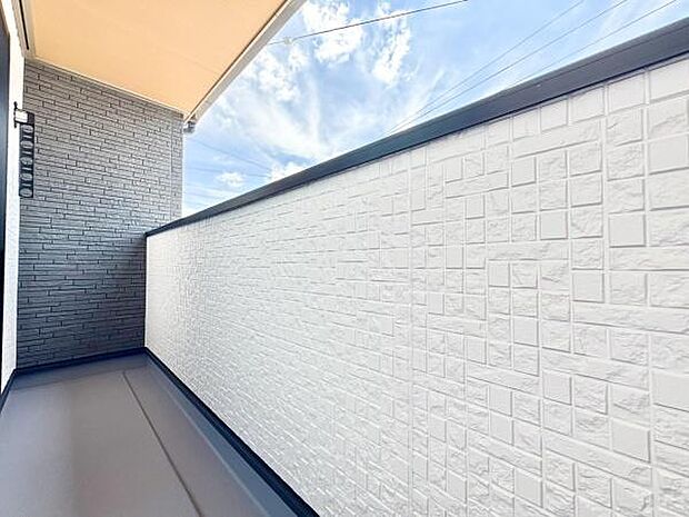 ■■開放感感じるバルコニー■■頬をなでる優しい風を感じることが出来るバルコニー。つい深呼吸をしたくなる気持ちの良い場所はこのお部屋の自慢です。お洗濯物を干すスペースとしても十分な広さがあります。